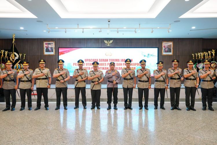 Kapolri Jenderal Listyo Sigit Prabowo melantik 16 pati di Gedung Rupatama, Mabes Polri, Selasa (18/10/2022).
