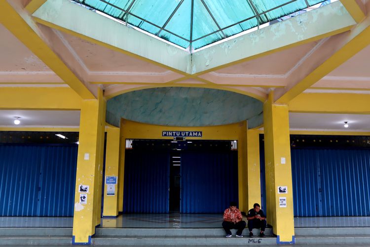 Kondisi pintu utama hari ke-5 yang pasca tragedi yang terjadi pada pekan ke-11 Liga 1 2022-2023 seusai pertandingan bertajuk Derbi Jawa Timur, Arema FC melawan Persebaya Surabaya di Stadion Kanjuruhan Kepanjen, Kabupaten Malang, Kamis (6/10/2022) siang.