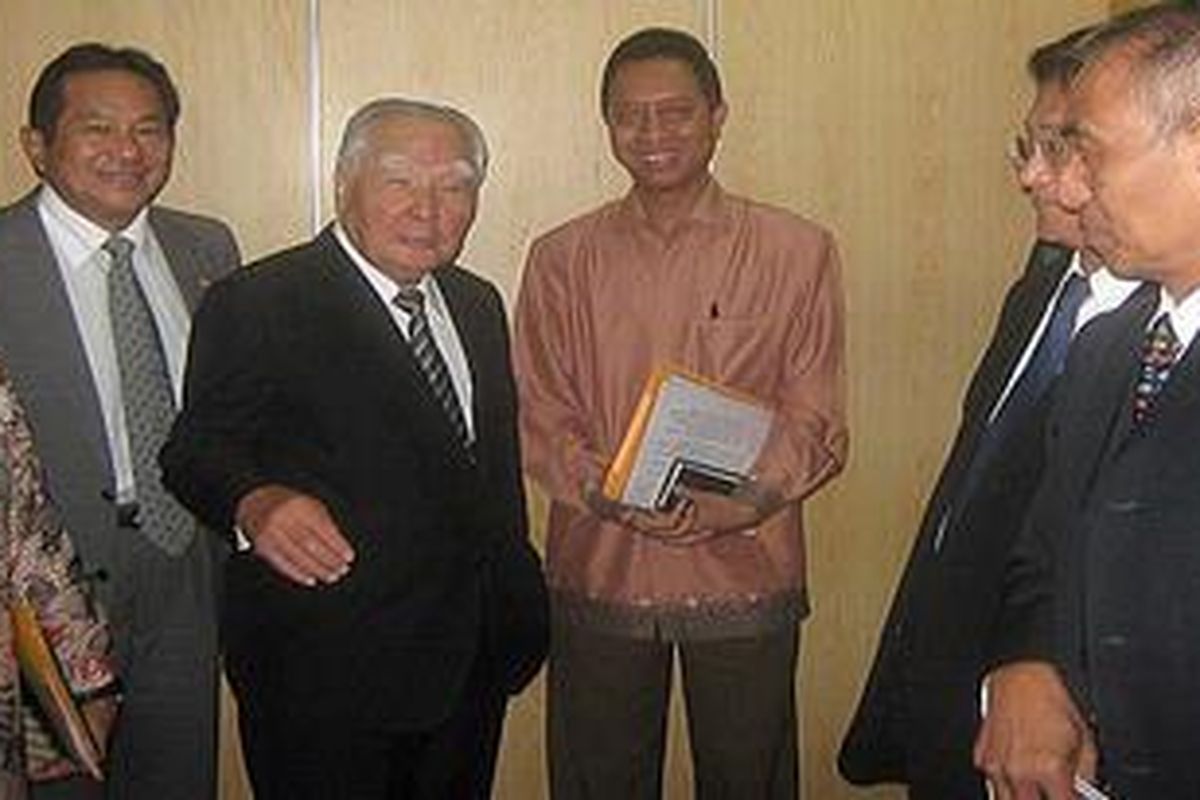 Osamu Suzuki (ketiga dari kiri) bersama Budi Darmadi usai bertemu Menteri Perindustrian. Osamu datang membawa dua misi buat Suzuki Indonesia