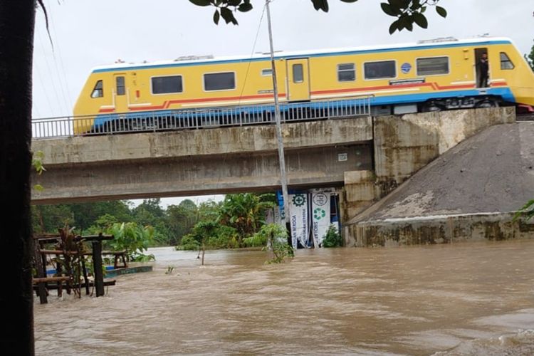 Jalur kereta api di Sulsel salah satu penyebab banjir di Kabupaten Maros, Pangkep dan Barru.