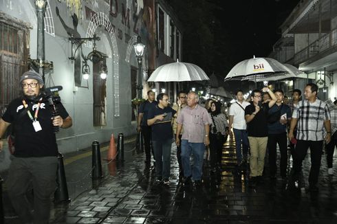 Di Tengah Rintik Hujan, Dua Menteri Berkeliling Kota Lama Semarang