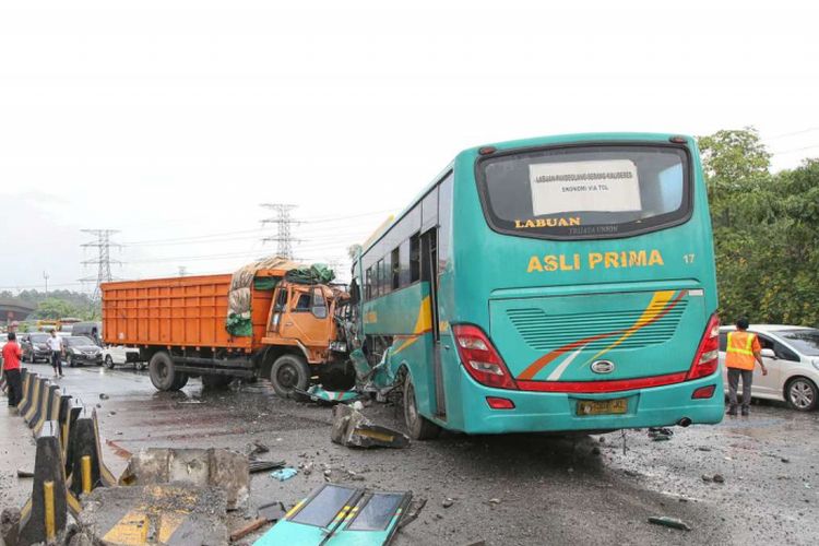 Kecelakaan bus Asli Prima terjadi di Gerbang Tol Cikupa, Tangerang, Banten, Minggu (13/01/2019). Bus Asli Prima yang melaju dari arah Jakarta keluar jalur menabrak truk yang melaju menuju Jakarta. Akibat kecelakaan ini dua orang luka berat dan belasan lainnya luka ringan.