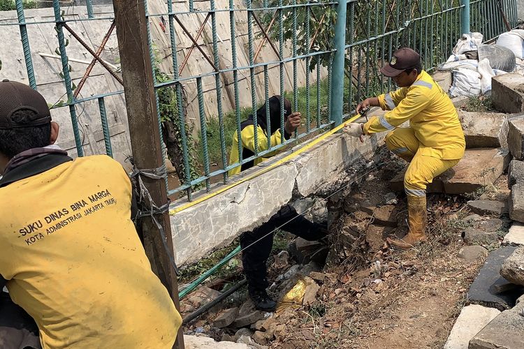 Penampakan Trotoar Ambles di Jalan Raya Bogor Jaktim, Pagar Miring dan Tanah Longsor ke Kali