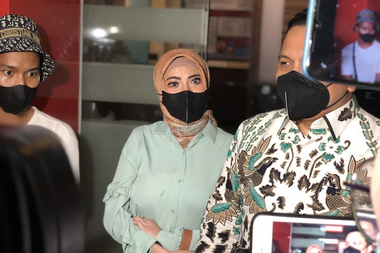 Ayu Aulia usai menjalani pemeriksaan di Polres Metro Jakarta Selatan, Kamis (10/3/2022).  