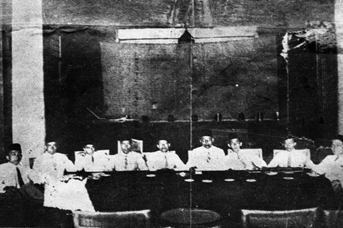 Repro: Foto memperlihatkan suasana Kongres Pemuda II di Batavia pada 1928. Isi teks Sumpah Pemuda, makna Sumpah Pemuda bagi bangsa Indonesia.