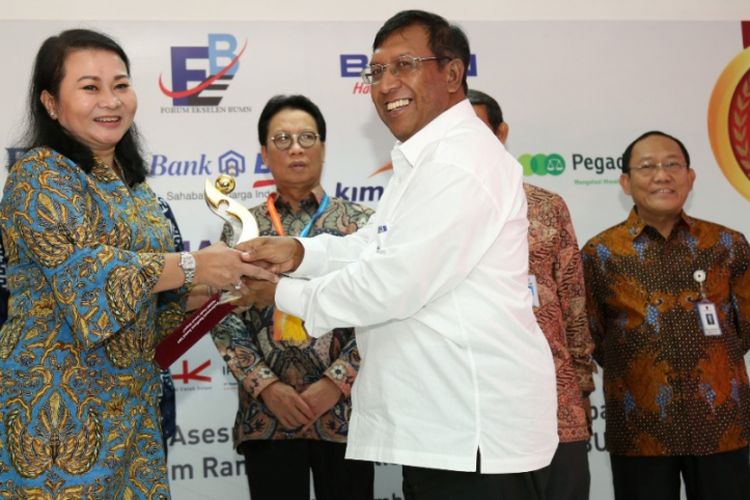 PT Perusahaan Gas Negara (Persero) Tbk (PGN) menerima BUMN Performance Excellence Award 2017 dari Kementerian BUMN. Penghargaan itu diterima langsung oleh Direktur Umum dan SDM PGN Desima E. Siahaan pada puncak Penganugerahan Penilaian Kinerja BUMN berbasis Kriteria Penilaian Kinerja Unggul (KPKU) di Kantor Pusat PT BNI (Persero) Tbk Lantai 25, di Jakarta, Senin (6/11/2017).