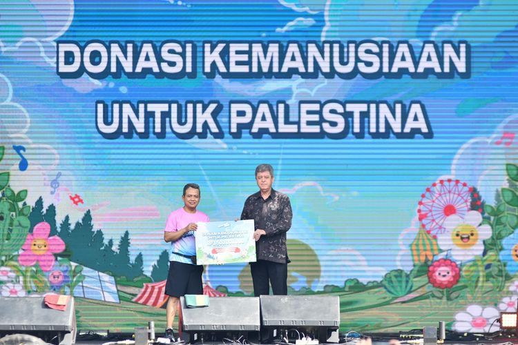 Wakil Direktur Pertamina Wiko Migantoro menyerahkan bantuan donasi kemanusian peduli Palestina dalam acara Pertamina Eco RunFest 2024 yang diselenggarakan di Gelora Bung Karno, Senayan, Jakarta, Minggu (24/11/2024).