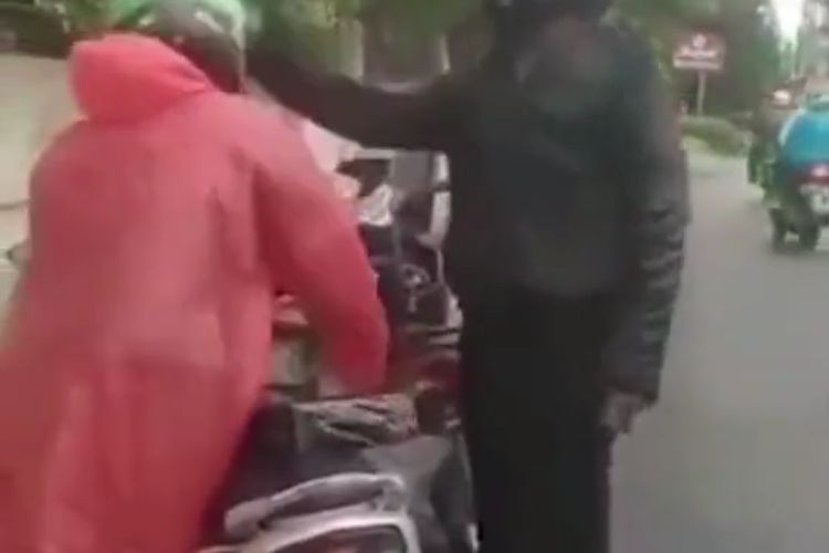Sebuah video beredar di media sosial memperlihatkan ojek online (ojol) yang diberhentikan dan diperlakukan kasar oleh seseorang yang dinarasikan sebagai polisi.