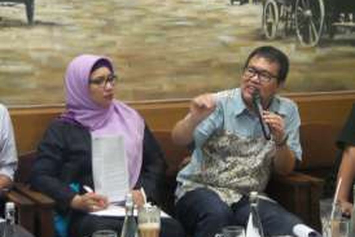 Sekretaris Jenderal Federasi Serikat Guru Indonesia, Retno Listyarti dan Wakil Ketua Setara Institute, Bonar Tigor Naipospos dalam diskusi Toleransi Siswa SMA Negeri di Jakarta dan Bandung Raya, Selasa (24/5/2016).