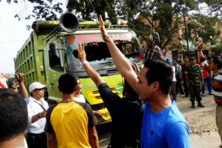 Satu unit truk pengangkut batu dan pasir diamuk massa. Massa yang berasal dari 11 desa di wilayah Kecamatan Parung Panjang, Kabupaten Bogor ini kecewa atas keberadaan truk-truk pengangkut batu dan pasir yang melintas menyebabkan jalan rusak dan debu. Bahkan beberapa warga juga menjadi korban akibat supir-supir truk tersebut kerap ugal-ugalan. K97-14