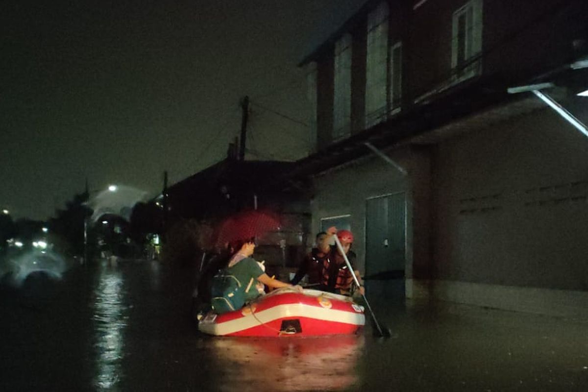 BANJIR TANGSEL: Sejumlah petugas gabungan melakukan penyisiran di lokasi banjir yang terjadi di Kelurahan Jombang, Kecamatan Ciputat, Kota Tangsel, Banten, Selasa (4/10/2022) malam.