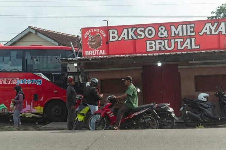 Sopir Tersedak saat Mengemudi, Trans Jateng Tabrak Warung Bakso di Grobogan