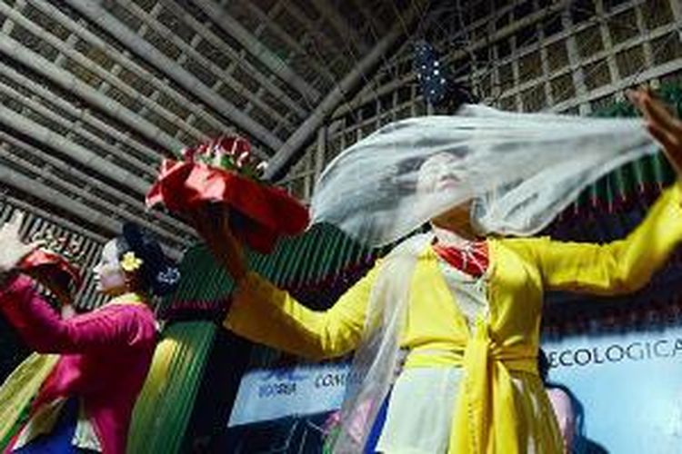 Warga menari untuk menyambut wisatawan Komune Giao Xuan, Distrik Giao Thuy, Provinsi Nam Dinh, Vietnam utara. Sejumlah LSM melibatkan warga dalam upaya membuat program ekowisata di kawasan Delta Sungai Merah.