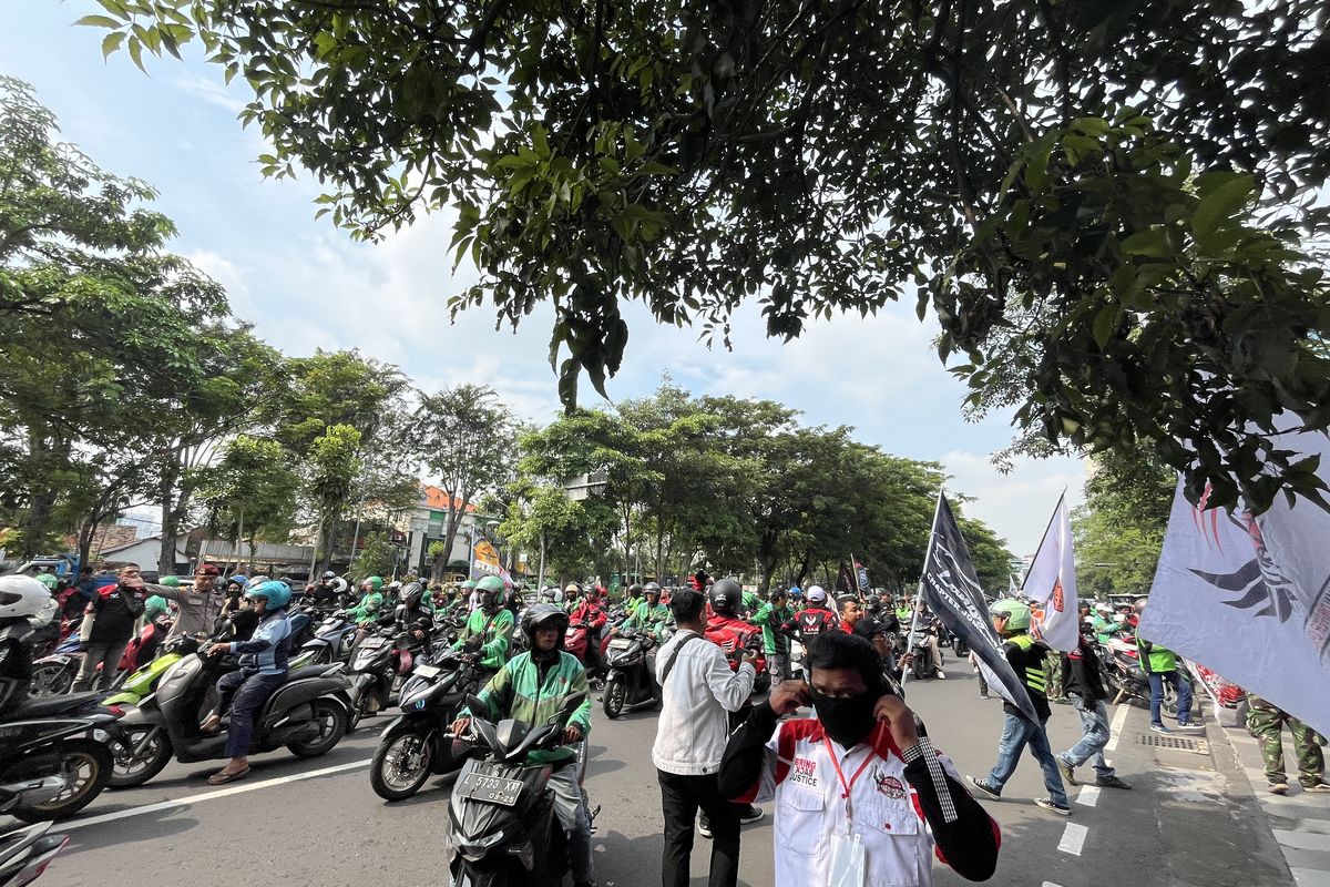 situasi di depan Kantor Diskominfo Jatim, Surabaya yang dipenuhi demonstran ojol pada Selasa (20/5/2025).
