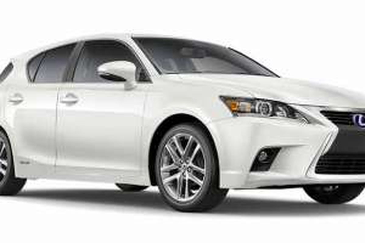 Lexus CT 200h memiliki panjang 4,3 m, lebar 1,7 m, tinggi 1,45 m, dan 