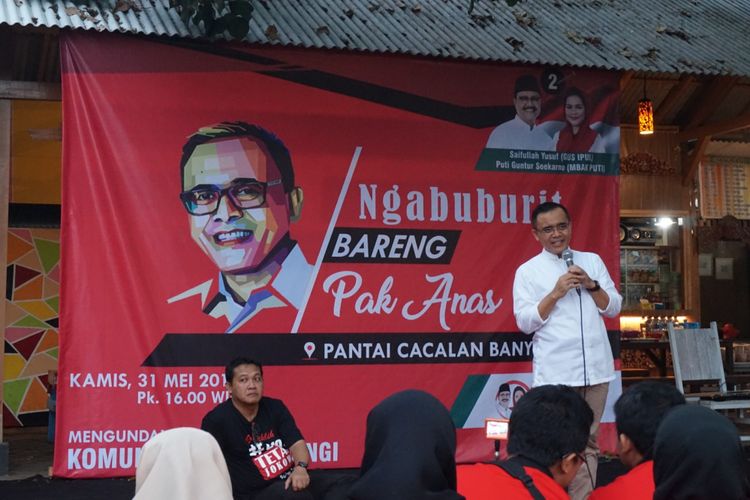 Abdullah Azwar Anas ngabuburit bersama komunitas muda di Pantai Cacalan Banyuwangi Kamis (31/5/2018).