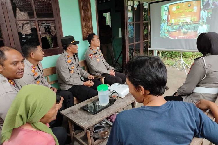 Keluarga Muhadi setelah 30 tahun hilang kontak, kembali komunikasi melalui telewicara di rumah keluarganya di Trenggalek Jawa Timur bersama anggota Polres Trenggalek Jawa Timur, Senin (28/06/2022).