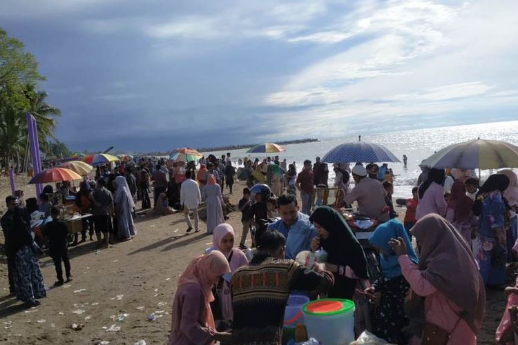 Pengunjung di obyek wisata Pantai Ungu, Desa Lhok Puuk, Kecamatan Seunuddon, Kabupaten Aceh Utara, Aceh, Rabu (12/6/2019).