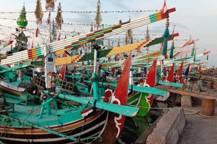 Perahu nelayan Muncar Banyuwangi tertambat di Darmaga 