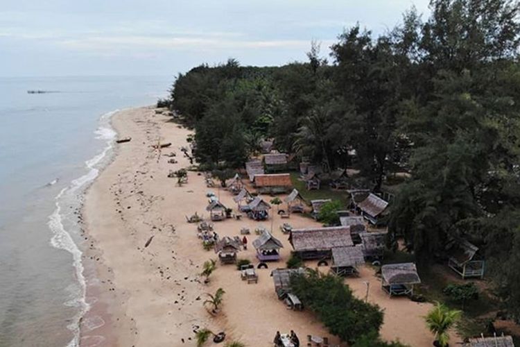 Pesona pemandangan Kabuaten Lingga, Kepulauan Riau. Lingga memiliki 604 pulau besar dan kecil, sebanyak 98 pulau sudah berpenghuni dan selebihnya masih kosong. Jarak tempuh ke Singapura dan Malaysia dengan menggunakan kapal laut hanya butuh waktu 3,5 sampai dengan 4 jam.