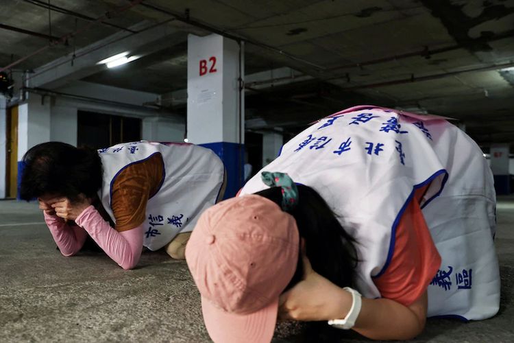 Warga Taiwan mendapat pelatihan bagaimana harus berbuat bila berada di tempat perlindungan ketika ada serangan rudal.
