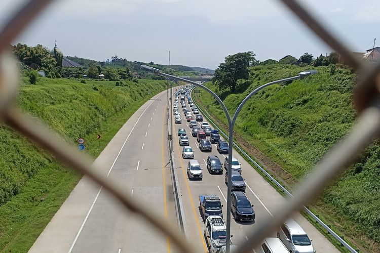 Pintu keluar Gerbang Tol Kalikangkung Semarang arah Surabaya mulai mengular. Sabtu (5/4/2024). 