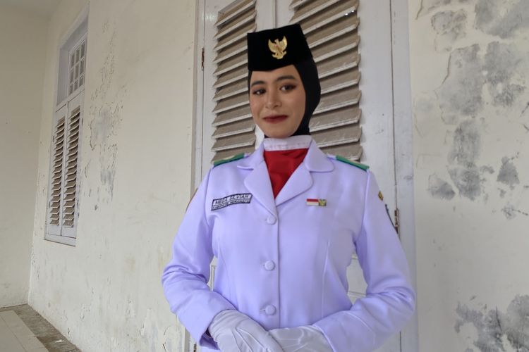 Bangganya Mega, Anak Buruh Tani Penjual Gorengan, Berhasil Kibarkan Bendera Merah Putih di Langit Indramayu