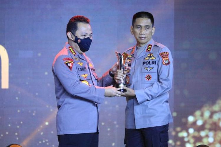Kapolda Lampung terima Hoegeng Awards 2022 kategori Polisi Berintegritas.