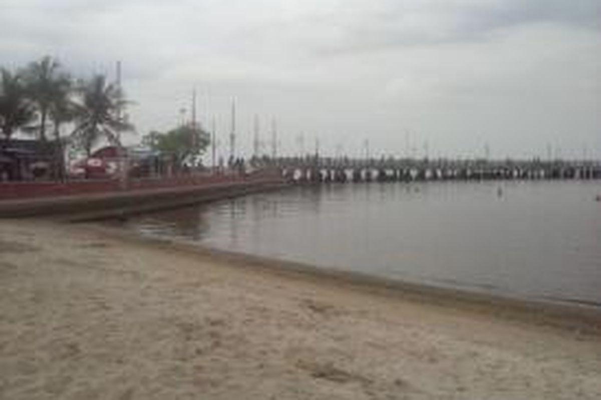 Pantai Indah di Taman Impian Jaya Ancol, Senin (1/12/2014)