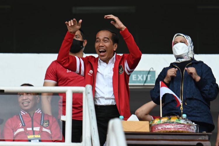 Ekspresi Presiden Joko Widodo saat menyaksikan pertandingan Piala AFF antara Indonesia dan Thailand di Stadion Utama Gelora Bung Karno, Jakarta, Kamis (29/12/2022).