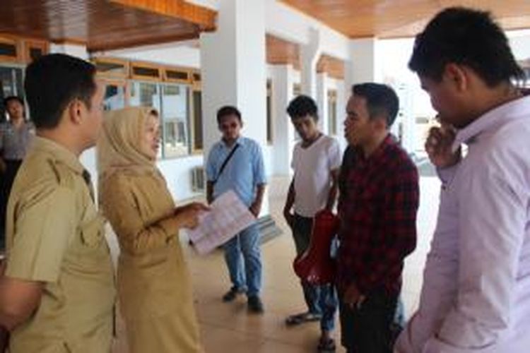 Pengunjuk rasa Ampera saat diterima staf DPRD Sulawesi Tenggara di Kendari, Rabu (23/10/2013).