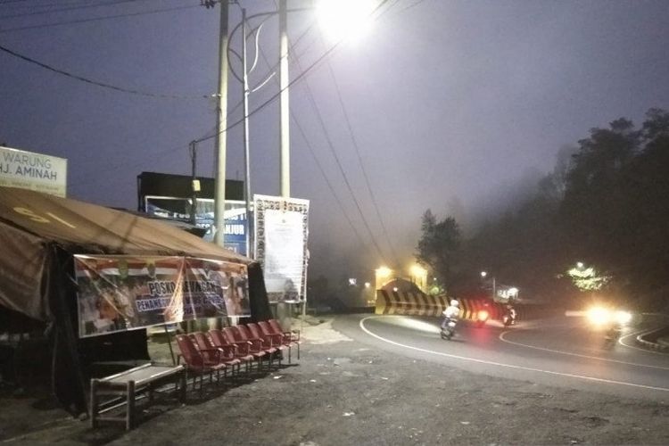 Posko pemeriksaan di Kawasan Puncak Pass, Desa Cilota, Kecamatan Cipanas, Cianjur, Jawa Barat, yang kosong menjelang sore membuat kendaraan dari luar kota dengan mudah masuk ke wilayah Cianjur, terutama menjelang PSBB dilakukan di sejumlah wilayah penyangga Jakarta. Bahkan menjelang tengah malam volume kendaran meningkat tajam. 