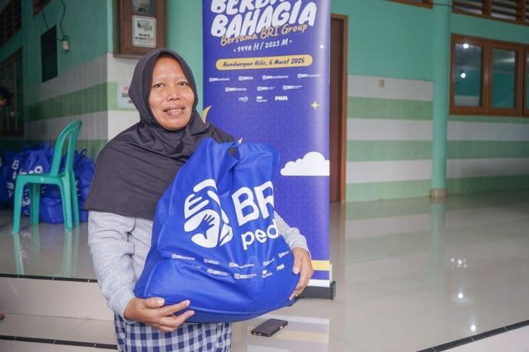 BRI Group bagikan 100.000 paket sembako di berbagai daerah Indonesia.