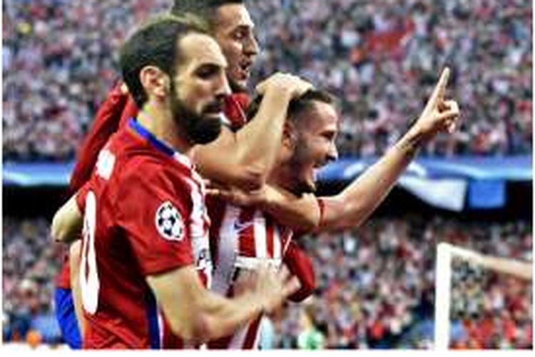 Gelandang Atletico Madrid, Saul Niguez (kanan), melakukan selebrasi bersama rekan-rekannya setelah mencetak gol ke gawang Bayern Muenchen pada leg pertama semifinal Liga Champions di Stadion Vicente Calderon, Madrid, Rabu (27/4/2016).