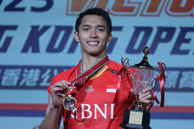 Jonatan Christie berfoto dengan medali dan trofi juara tunggal putra Hong Kong Open 2023. Jonatan menjadi juara usai mengalahkan Kenta Nishimoto (Jepang) dengan skor 12-21, 22-20, 21-18 di Hong Kong Coliseum, Minggu (17/9/2023). 