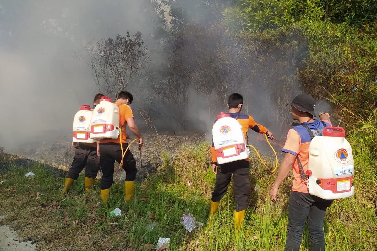 Petugas menggunakan tabung bekas disinvektan Covid-19 untuk penanggulangan Karhutla di Pangkalpinang, Sabtu (23/9/2023).