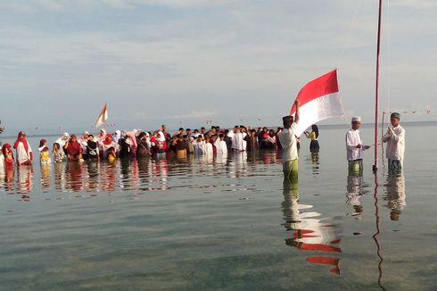 HUT RI, Santri dan Warga di Poso Gelar Upacara Bendera di Laut 