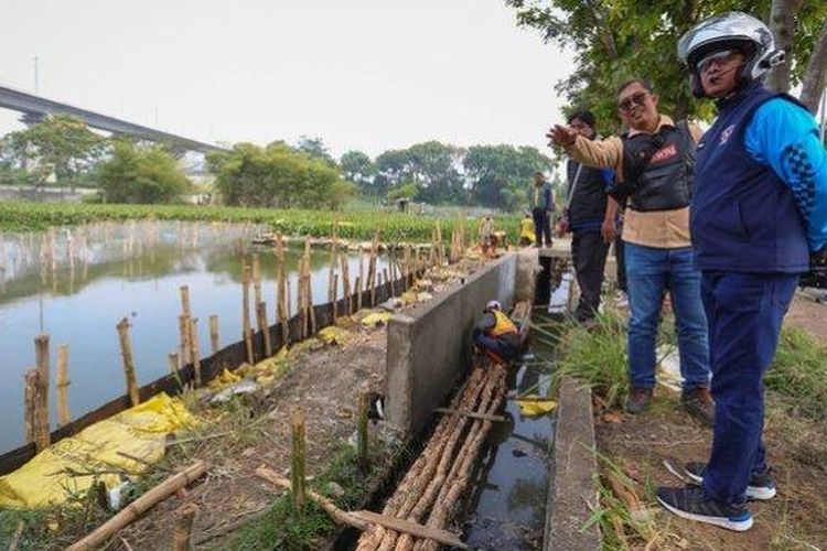 Plh Wali Kota Bandung, Ema Sumarna, saat meninjau pembangunan kolam retensi di wilayah RW 12, Kelurahan Babakan, Kecamatan Babakan Ciparay, Bandung. 