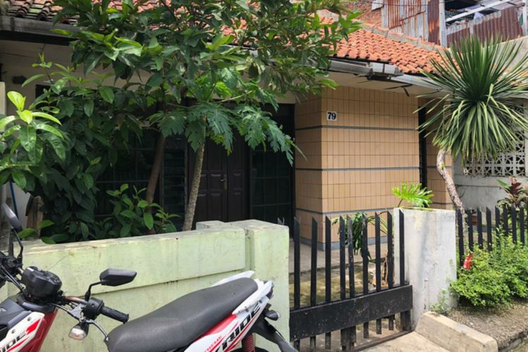 Kondisi bangunan rumah yang diduga sebagai markas kelompok King Of The King di Jalan Wiranta No 79, RT03/RW11, Kelurahan Sukamaju, Kecamatan Cibeunying Kidul, Kota Bandung.