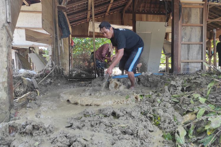 Derita Warga Demak: Tanggul Jebol, Kebanjiran, dan Lumpur Menumpuk