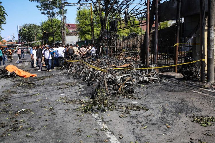 Suasana setelah ledakan bom di Gereja Pantekosta Pusat Surabaya (GPPS) di Jalan Arjuna, Surabaya, Jawa Timur, Minggu (13/5/2018). Akibat ledakan itu, 5 mobil dan 30 motor terbakar.