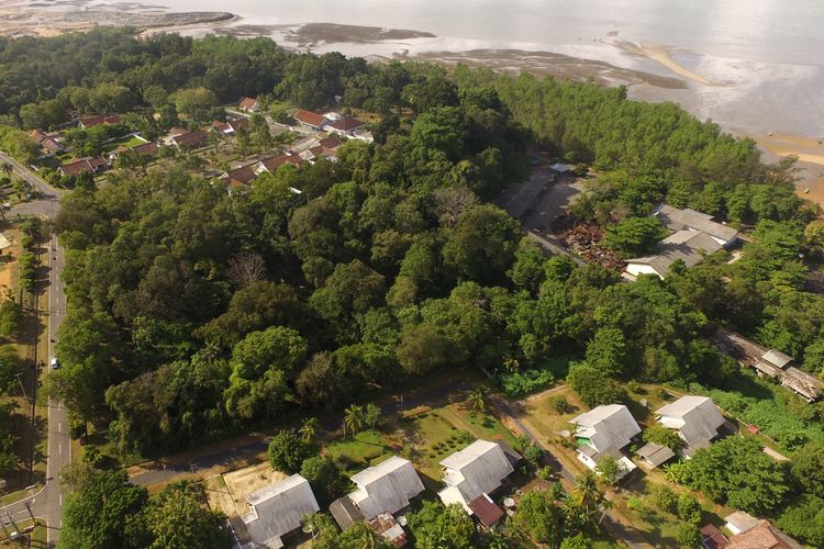 Huta Kota Muntok di Bangka Barat, Kepulauan Bangka Belitung dijepret menggunakan kamera drone, Senin (5/7/2021).