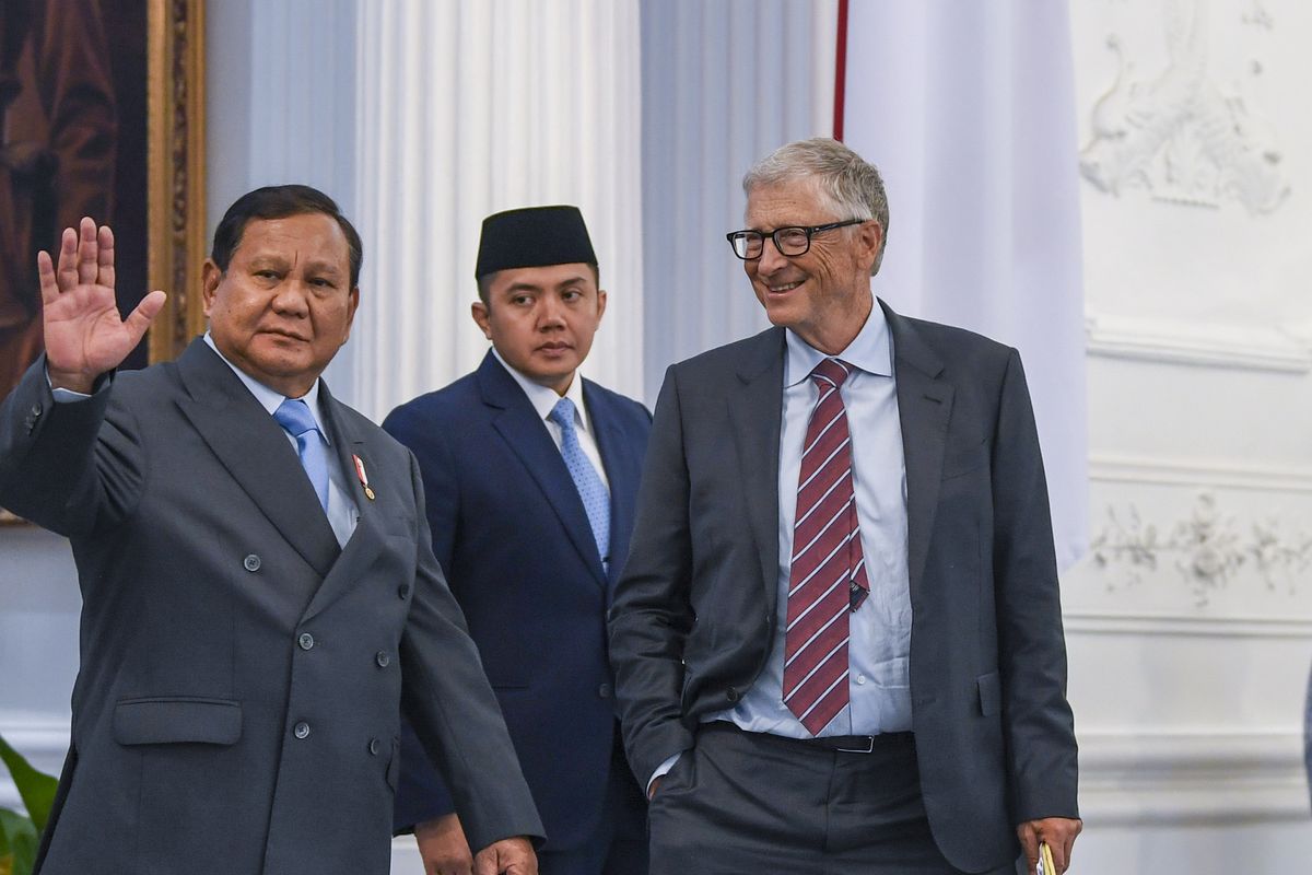 Presiden Prabowo Subianto (kiri) bersama Pendiri Microsoft dan tokoh filantropi dunia Bill Gates (kanan) didampingi Seskab Teddy Indra Wijaya (tengah) berjalan meninggalkan ruang usai melakukan pertemuan dengan para pengusaha di Istana Merdeka, Jakarta, Rabu (7/5/2025). Pertemuan tersebut membahas sejumlah inisiatif pembangunan berkelanjutan, khususnya pada isu kesehatan global, nutrisi, inklusi keuangan, dan infrastruktur digital publik. ANTARA FOTO/Galih Pradipta/rwa.