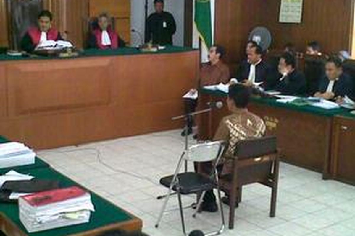 Sopir pribadi Antasari Azhar, Priyono, saat memberikan keterangan di Pengadilan Negeri Jakarta Selatan, Kamis (3/12).