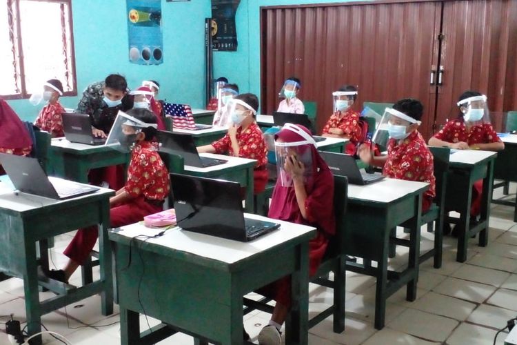 Sekolah di Kota Jambi terus melakukan persiapan untuk pembelajaran tatap muka (PTM) terbatas dengan mengatur jarak 1-1,5 meter antar meja.