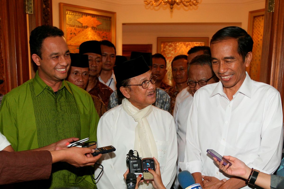 Jokowi Temui BJ Habibie   Didampingi juru bicara Tim Pemenangan Jokowi-JK, Anies Baswedan, calon presiden Joko Widodo berkunjung ke kediaman presiden RI ke-3 BJ Habibie di Jakarta, Jumat (18/7/14). Selain bersilaturahim,
Jokowi juga ingin mendengarkan pengalaman Habibie.

Kompas/Wisnu Widiantoro (NUT)
18 Juli 2014

DIMUAT 19/7/14 HAL  2 *** Local Caption *** Didampingi juru bicara Tim pemenangan Jokowi-JK, Anies Baswedan, Capres nomor urut 2, Joko Widodo, berkunjung ke kediaman Presiden RI Ke-3, BJ. Habibie, di Jakarta, Jumat (18/7). Selain bersilaturahmi, Kunjungan itu juga untuk berbagi pengalaman dengan Habibie.

Kompas/Wisnu Widiantoro (NUT)
18 Juli 2014
