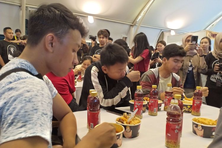 Sekumpulan pengunjung sedang makan bakso aci super pedas Rumah Penyembah Pedas (02/11/2019)
