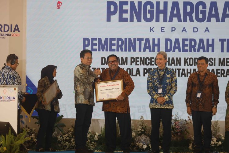 Wakil Gubernur (Wagub) DKI Jakarta Rano Karno menerima piagam penghargaan dari Wakil Ketua KPK Johanis Tanak dalam rangkaian peringatan Hari Antikorupsi Sedunia (Hakordia) 2025 di Bangsal Utama Kepatihan, Kompleks Kantor Gubernur Daerah Istimewa Yogyakarta (DIY), Selasa (9/12/2025).