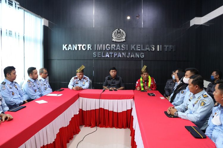 Staf Khusus Kemenkumham Fajar Lase (tengah) bersama Kepala Kantor Wilayah Kemenkumham Riau Muhammad Jahari Sitepu (kanan) saat rapat dengan jajaran Imigrasi Selatpanjang di Kabupaten Kepulauan Meranti, Selasa (13/9/2022).