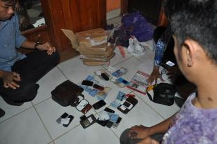 Polisi dan anggota Panwas Kolaka menunjukkan barang bukti yang disita dari pelaku kampanye hitam di kantor Panwas Kolaka, Senin (21/10/2013).